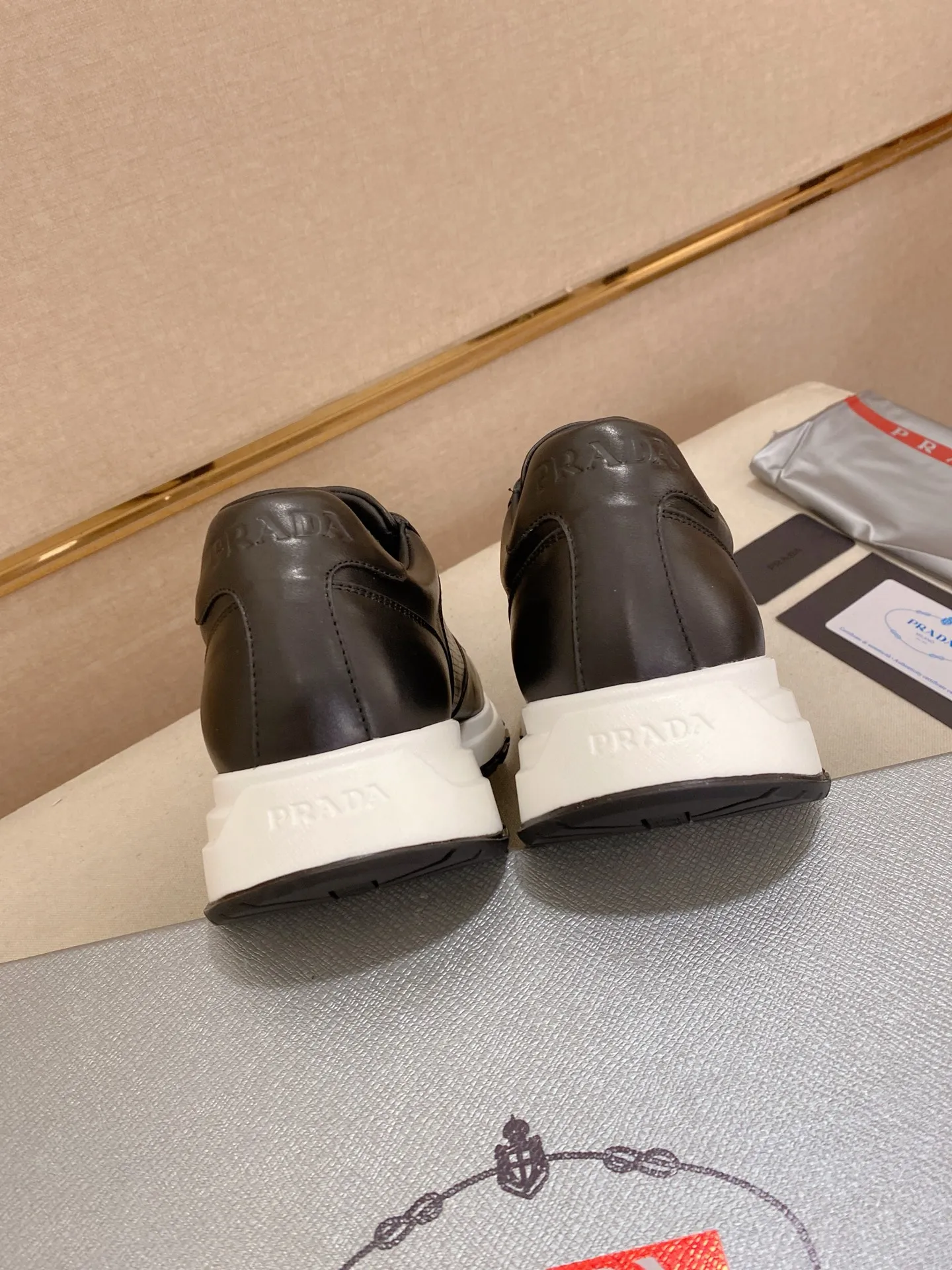 Men's shoes 💰 580💰 ✔️✔️✔️High-quality new PRADA counters are launched at the same time. The new men's shoes and 😘fabrics are selected from imported first-layer cowhide and are made by pure handcrafts. Lining: Full cowhide lining. 👍🏿 High-end ☄️ air-cushion molded anti-slip rubber outsole, exquisite lines, simple and elegant, comfortable and high-end for leisure travel. Code number: 38 to 44 (45 can be customized and cannot be returned or exchanged)